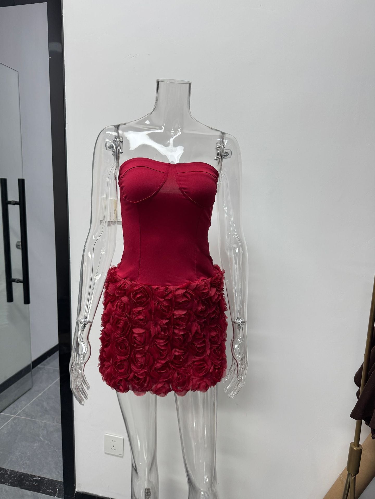 Robe Mini Sexy Femme avec Applications Florales et Décolleté en Cœur R&B