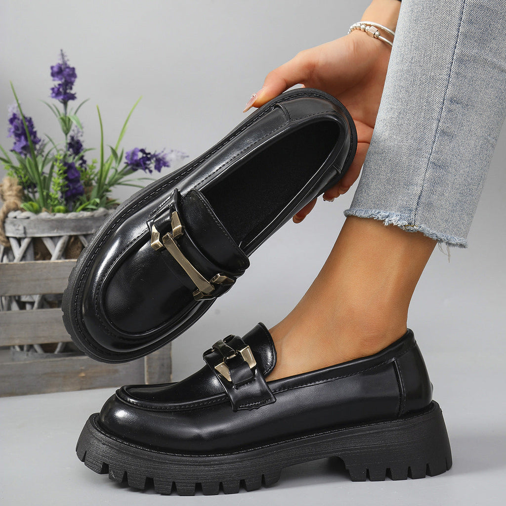 Mocassins pour femmes avec accents métalliques tendance et semelle compensée stable R&B