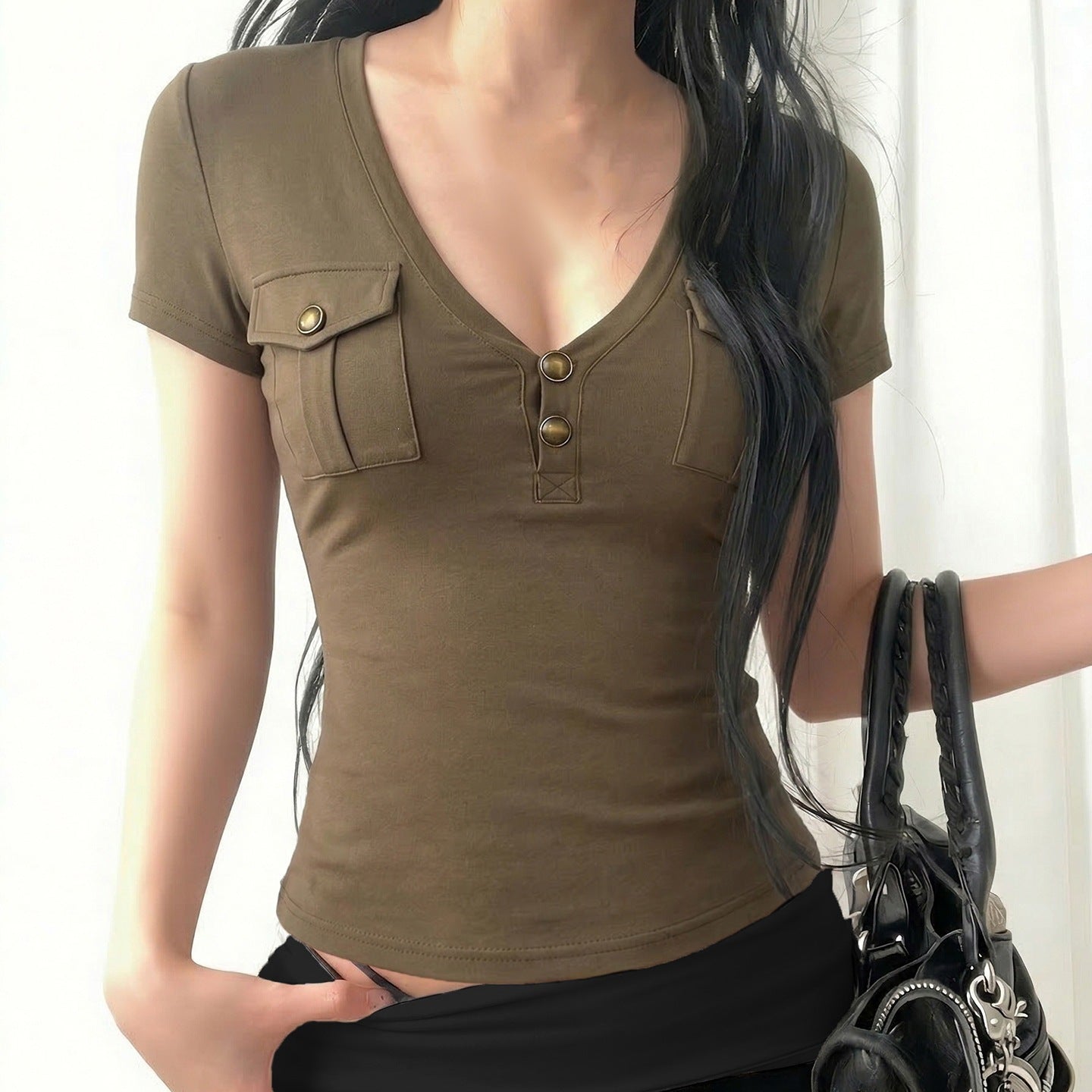 T-shirt à manches courtes pour femmes avec détails en boutons et poches latérales R&B