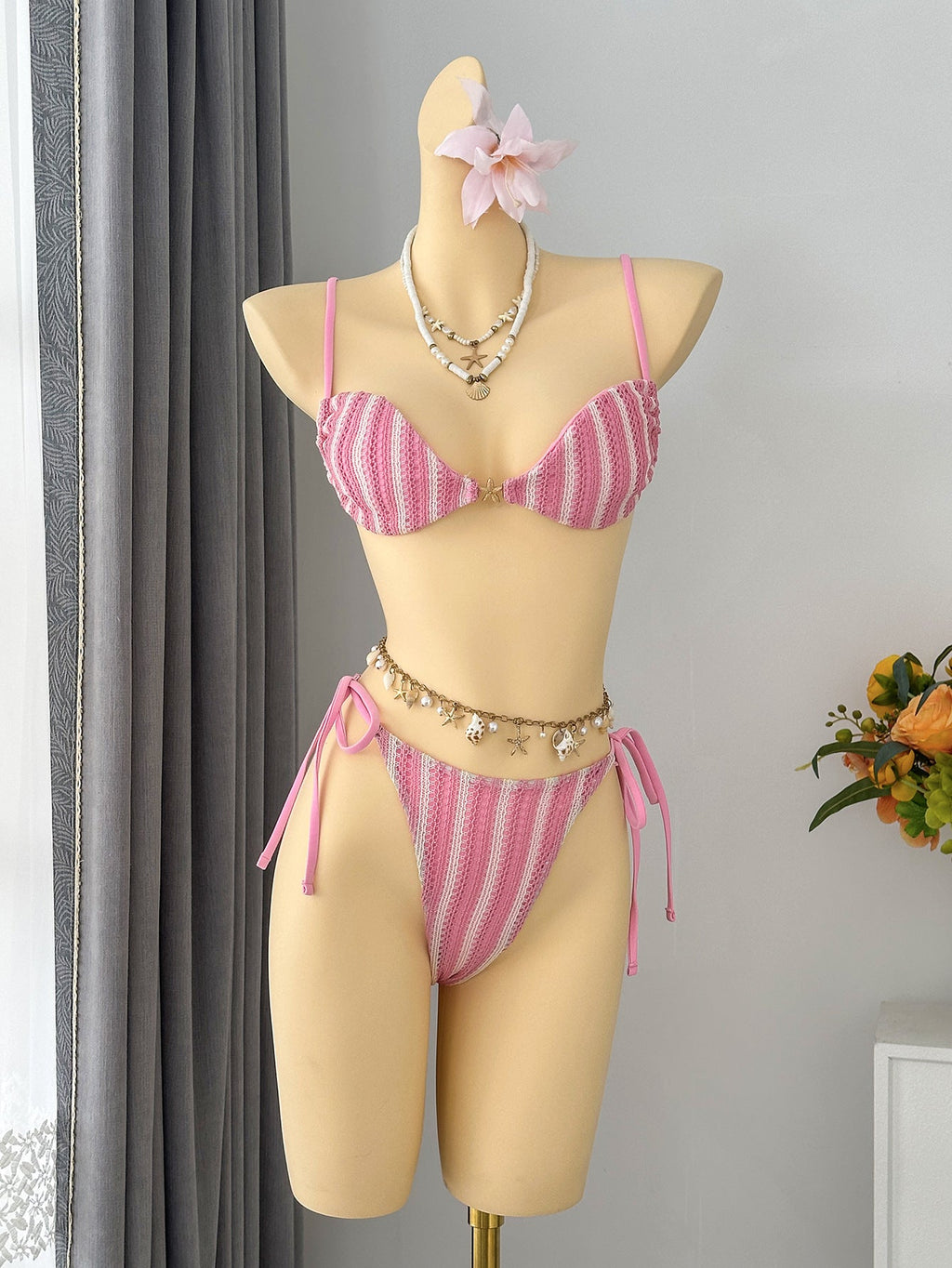 Bikini triangle pour femmes avec un design de lien ludique R&B
