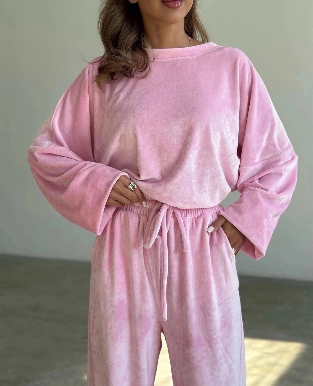 Ensemble de détente en velours luxueux pour femmes avec col rond oversize et jogger taille haute Echo Archiv