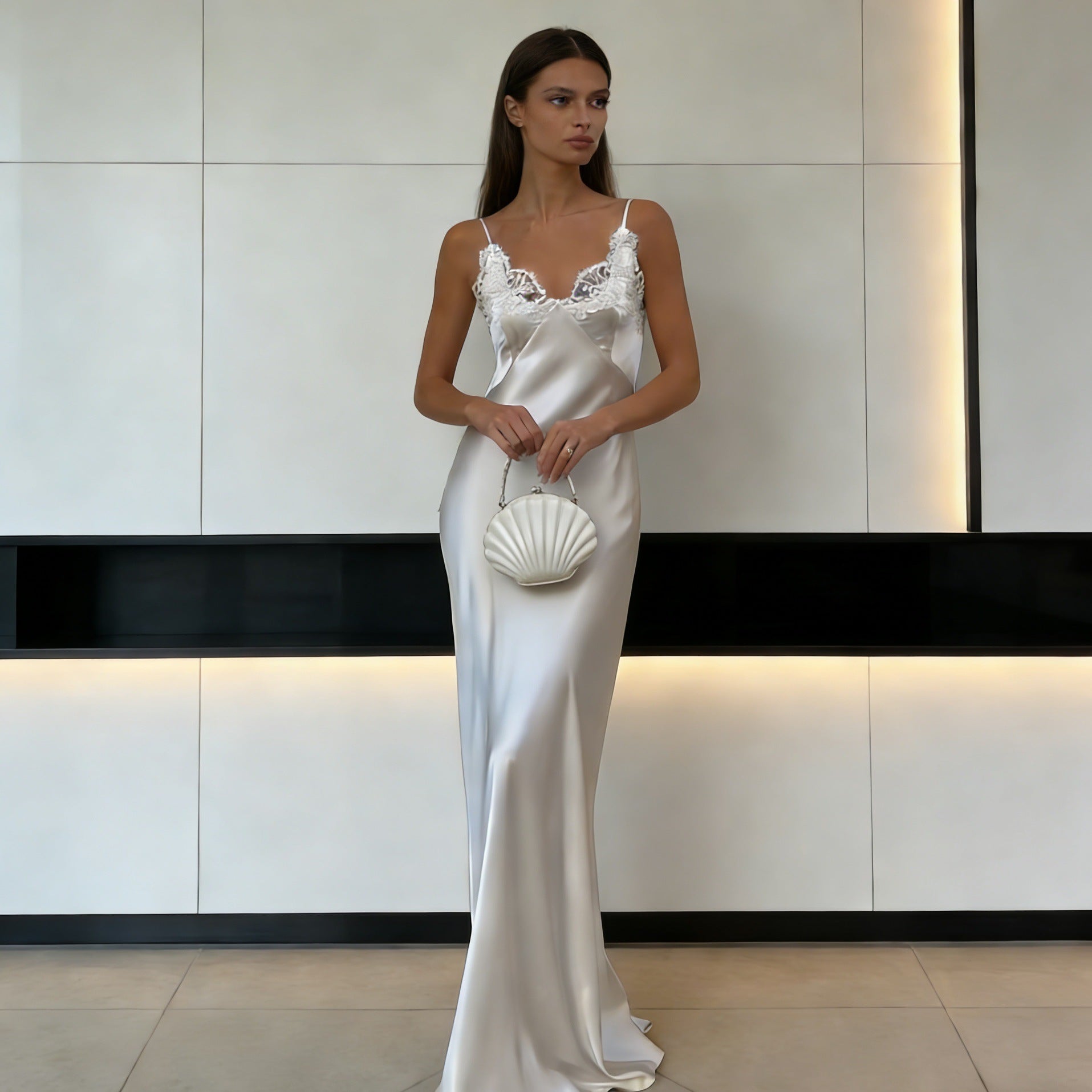Robe en soie pour femmes avec de délicates accents en dentelle R&B