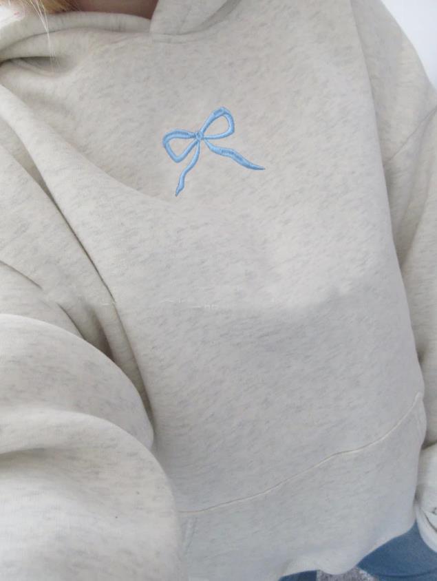 Hoodie pour femmes avec design floral brodé et doublure de capuche imprimée Echoarchiv