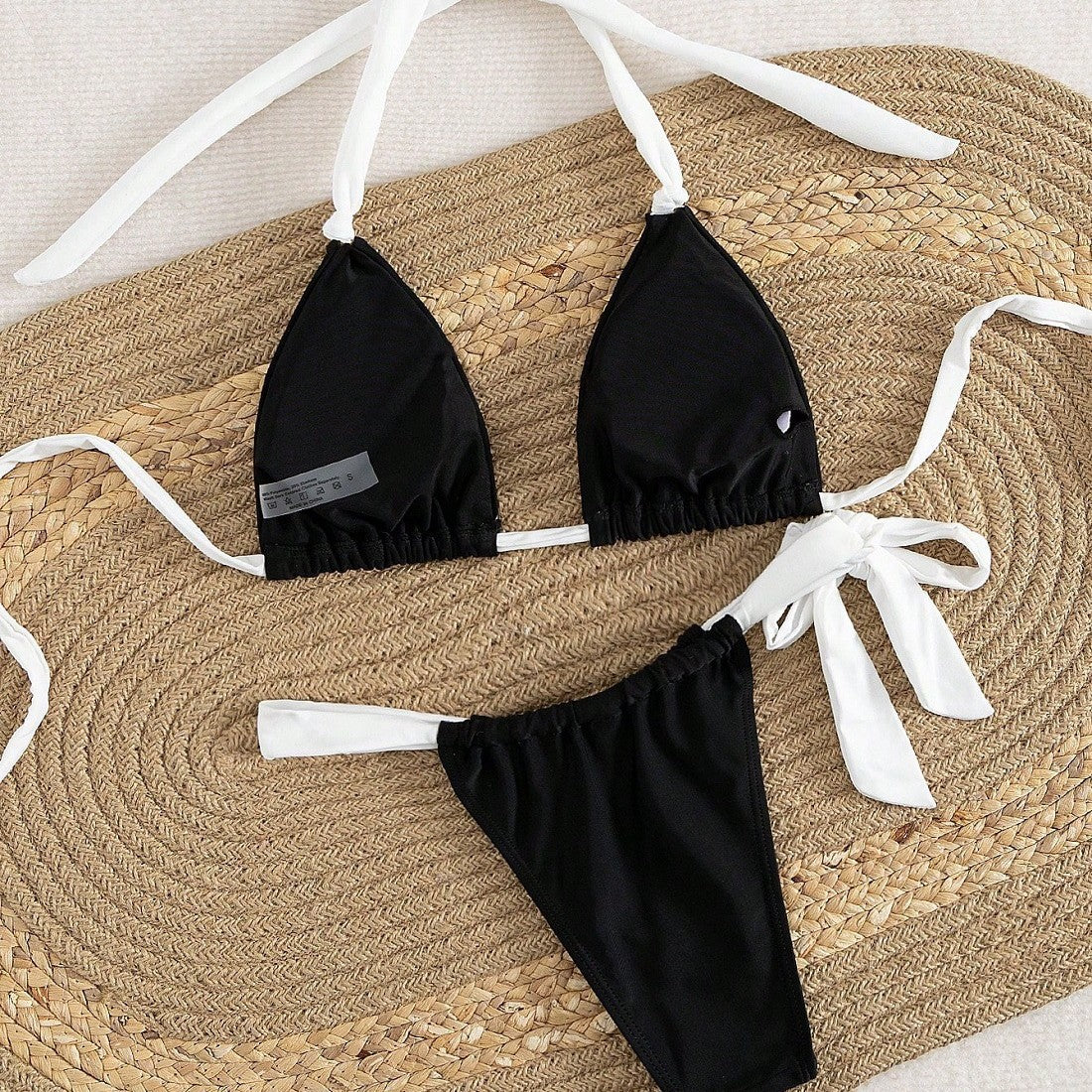 Bikini triangle femme avec bretelles réglables et détail de lien féminin R&B