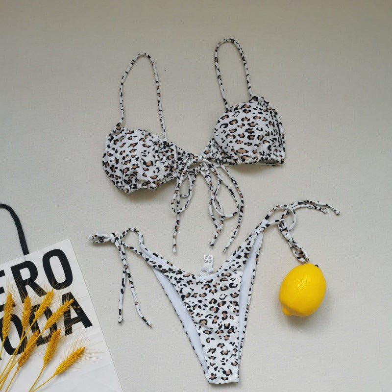 Ensemble bikini triangle pour femmes avec des liens ludiques et un contraste de couleurs élégant R&B