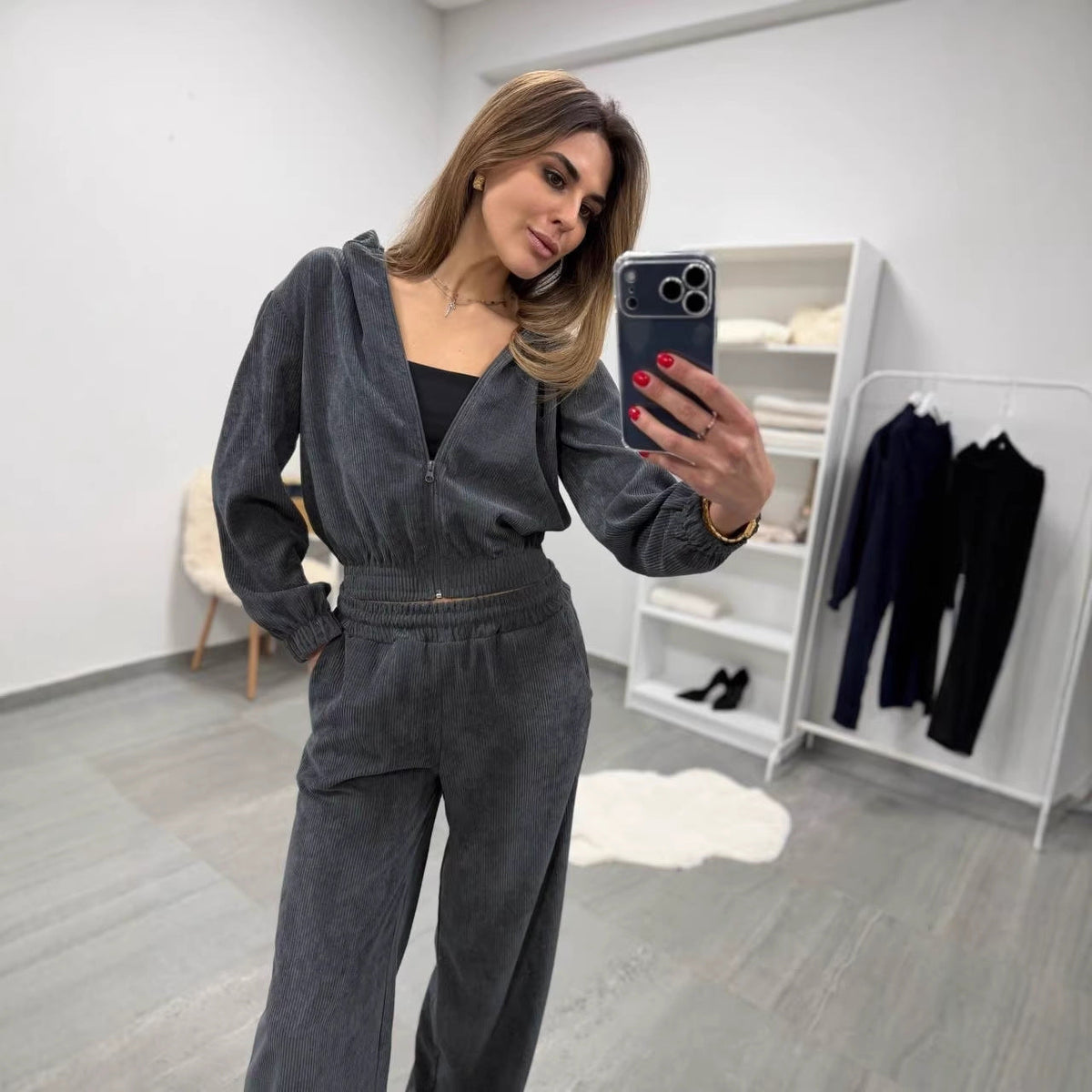 Ensemble en velours côtelé doux pour femmes avec veste à capuche courte et pantalon confortable Echo Archiv
