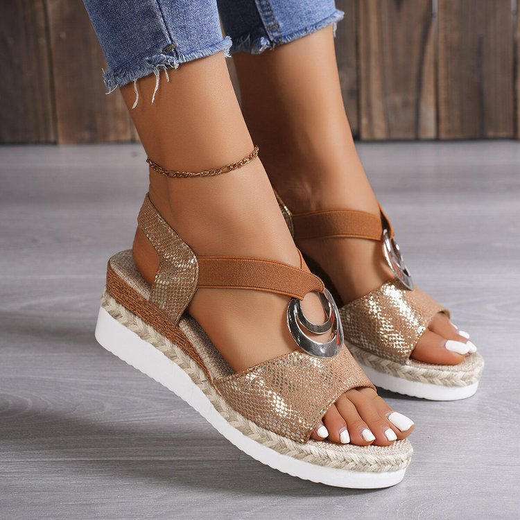 Sandales compensées pour femmes avec un design de lanières moderne et un élément décoratif élégant R&B