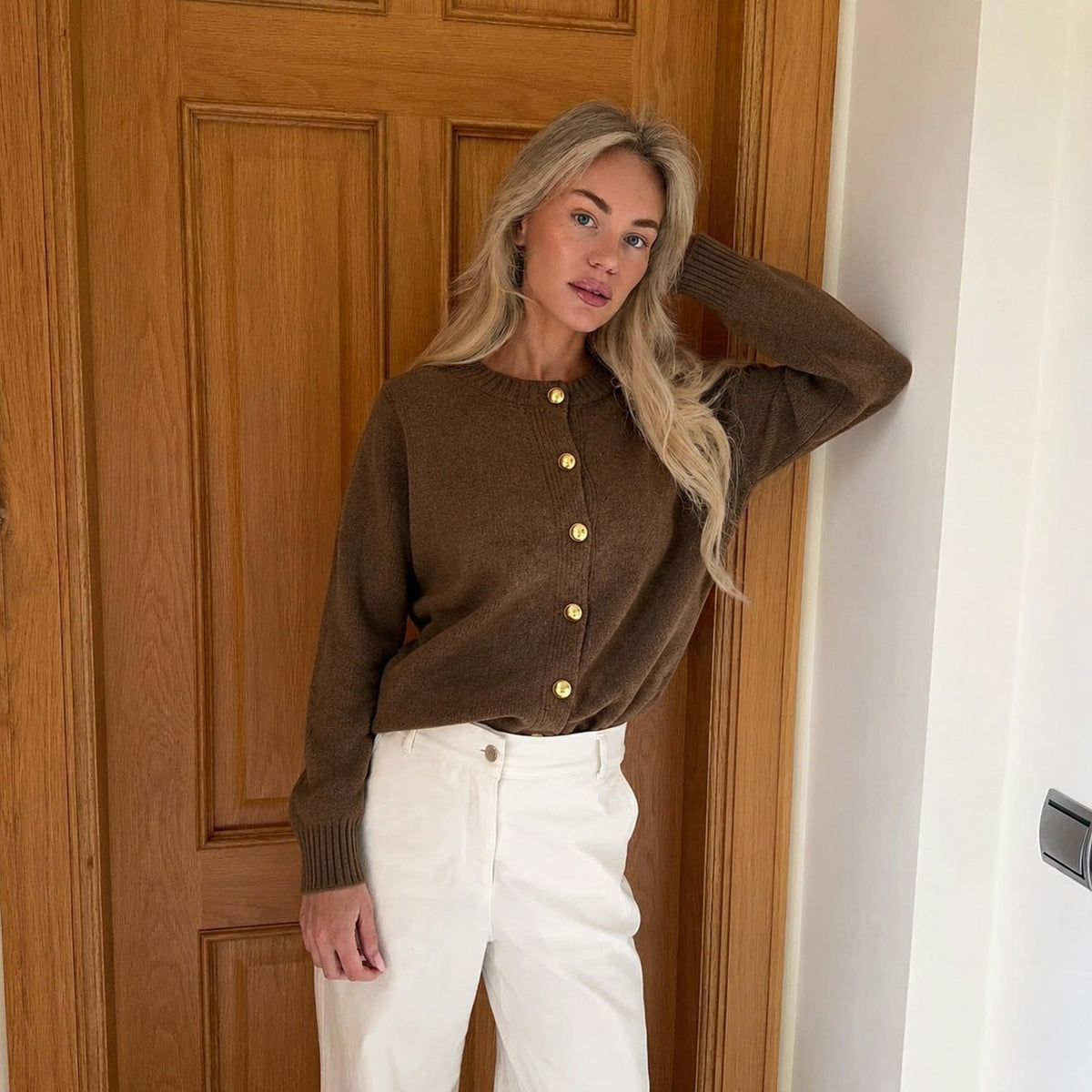 Cardigan en maille fine pour femmes, coupe ample, avec des boutons décoratifs dorés et des bords côtelés