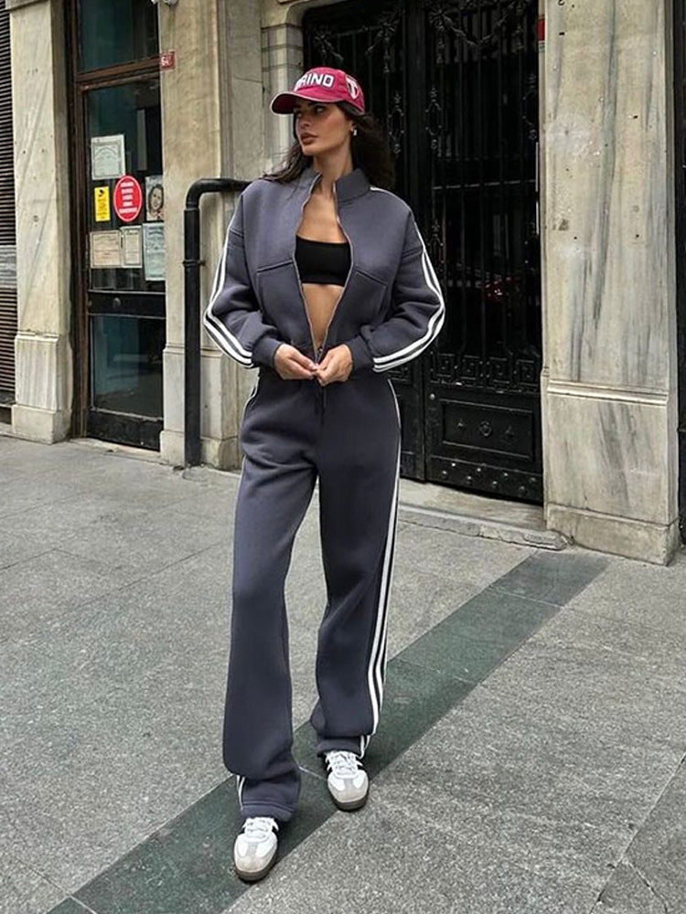 Ensemble de jogging féminin sport chic en deux parties avec col montant, fermeture éclair intégrale et bandes contrastées sur les côtés Echo Archiv