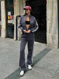 Ensemble de jogging féminin sport chic en deux parties avec col montant, fermeture éclair intégrale et bandes contrastées sur les côtés Echo Archiv