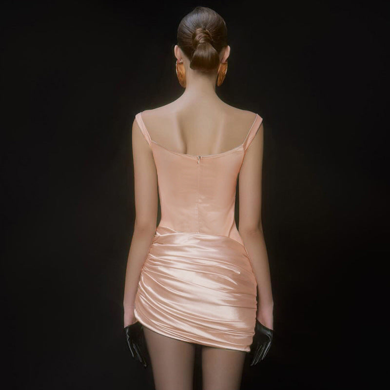 Robe mini ajustée pour femmes avec design drapé élégant R&B