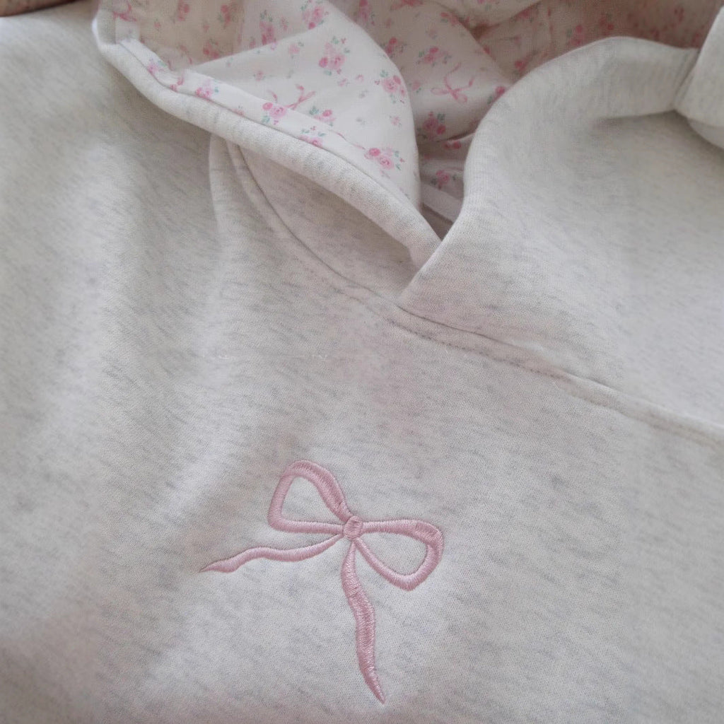 Hoodie pour femmes avec design floral brodé et doublure de capuche imprimée Echoarchiv
