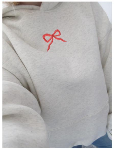 Hoodie pour femmes avec design floral brodé et doublure de capuche imprimée Echoarchiv