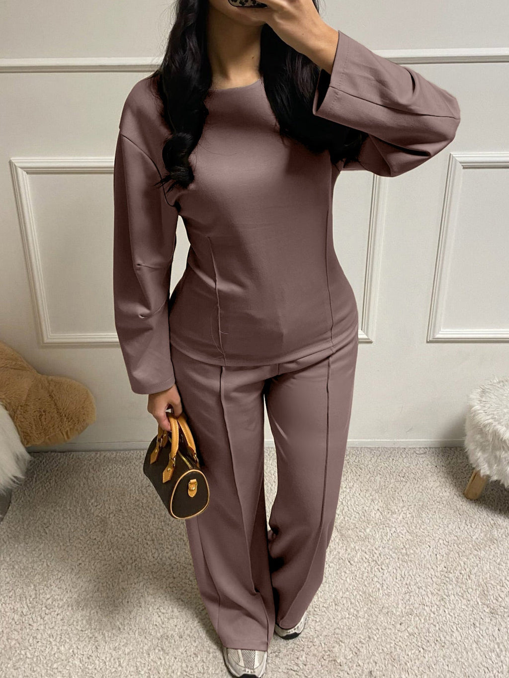 Ensemble lounge pour femmes en sweat-shirt cintré, avec des détails de couture sculptants et un pantalon palazzo ample Echo Archiv