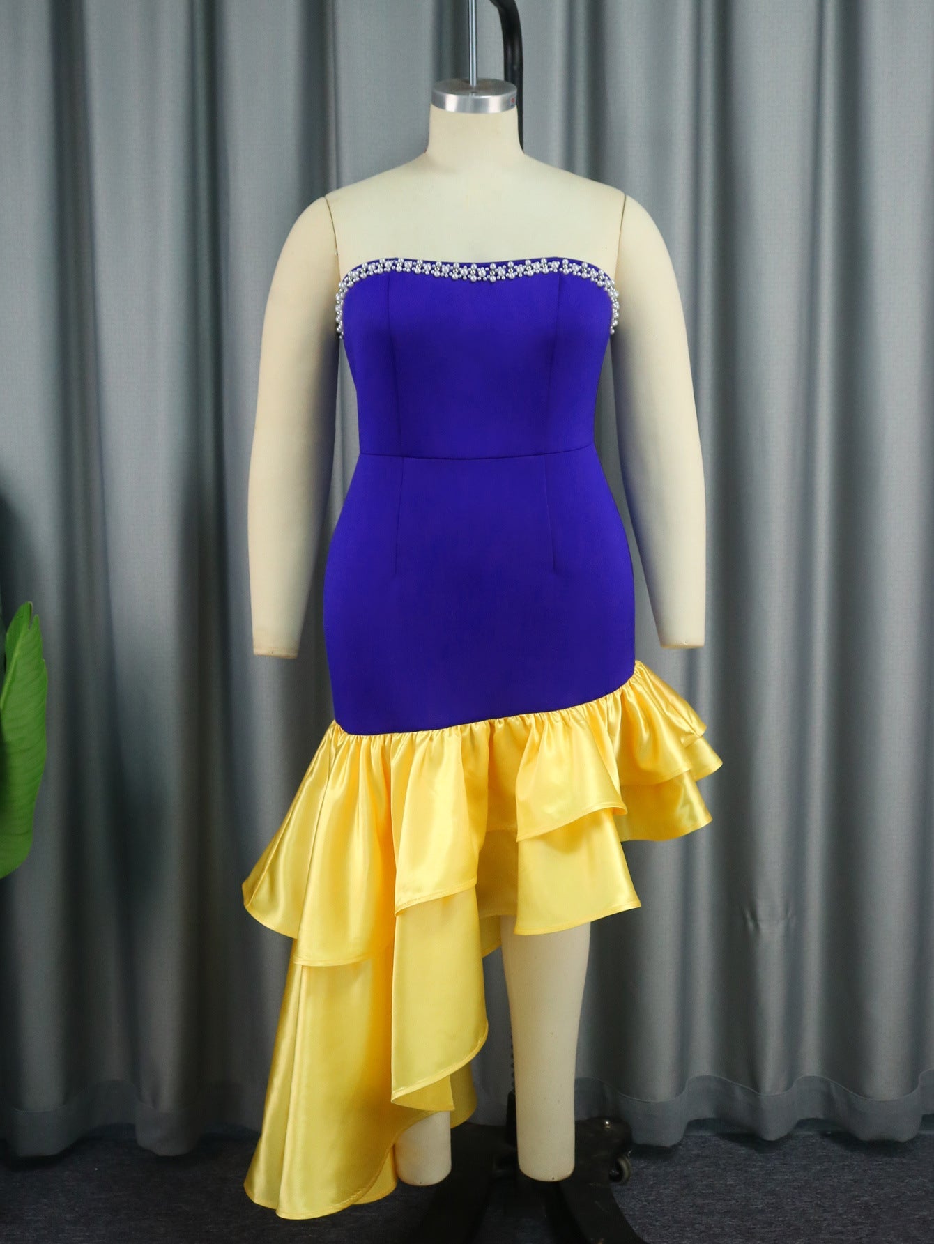 Robe femme avec design sans épaules et volants volumineux R&B