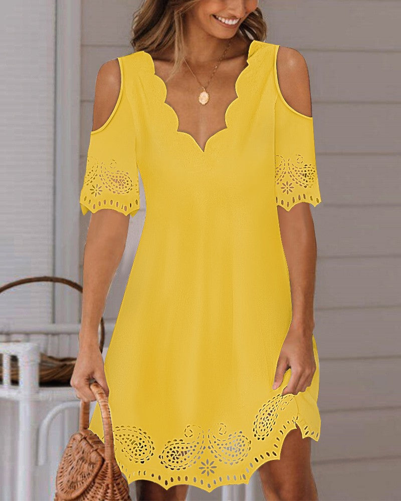 Robe d'été A-ligne légère pour femmes avec ouvertures aux épaules, décolleté en V incurvé et bordure en dentelle découpée au laser R&B