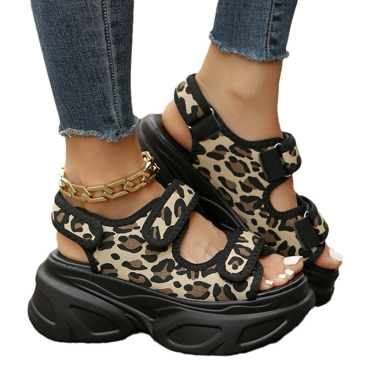 Sandales compensées pour femmes avec fermeture velcro à la mode et semelle profilée tendance R&B