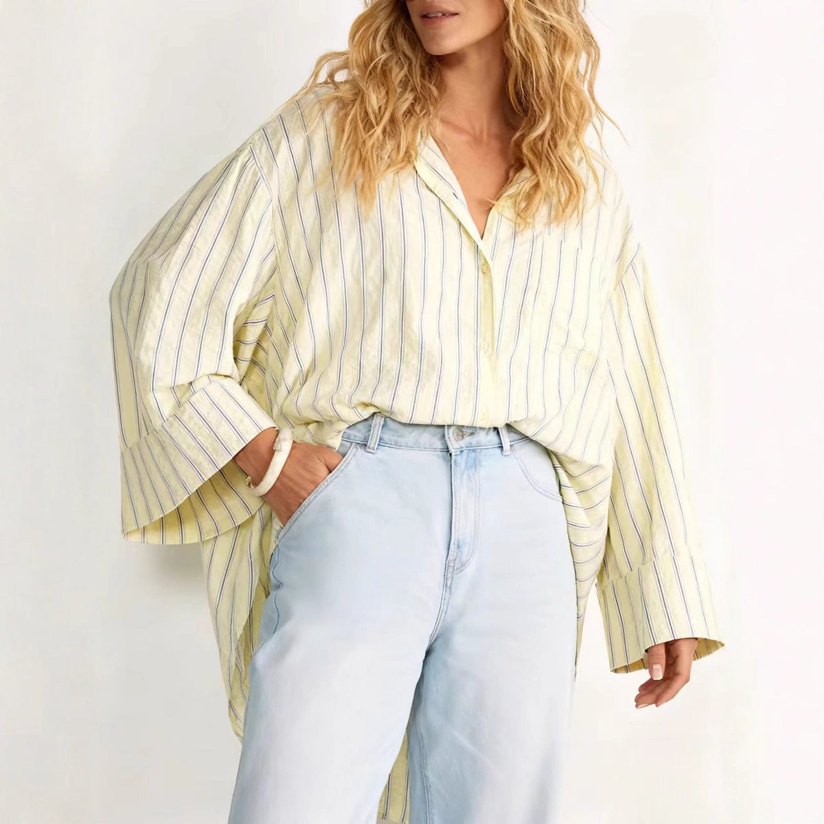 Chemisier oversize pour femmes avec manches évasées et motif à rayures fines