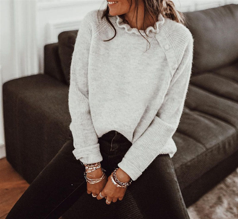 Pull en maille côtelée pour femmes avec col à volants et patte de boutonnage latérale