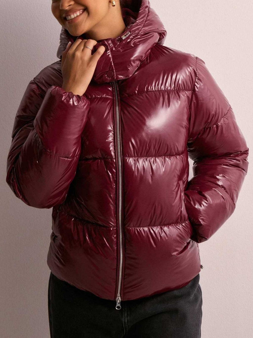 Veste matelassée pour femmes avec capuche réglable et poches zippées