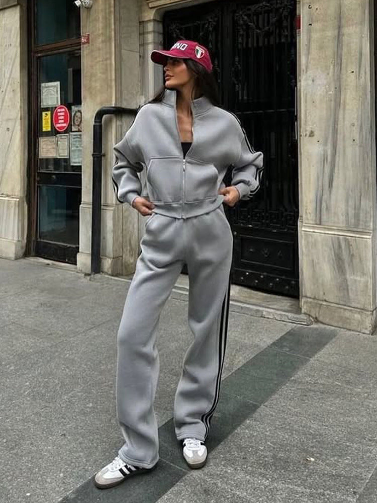 Ensemble de jogging féminin sport chic en deux parties avec col montant, fermeture éclair intégrale et bandes contrastées sur les côtés Echo Archiv