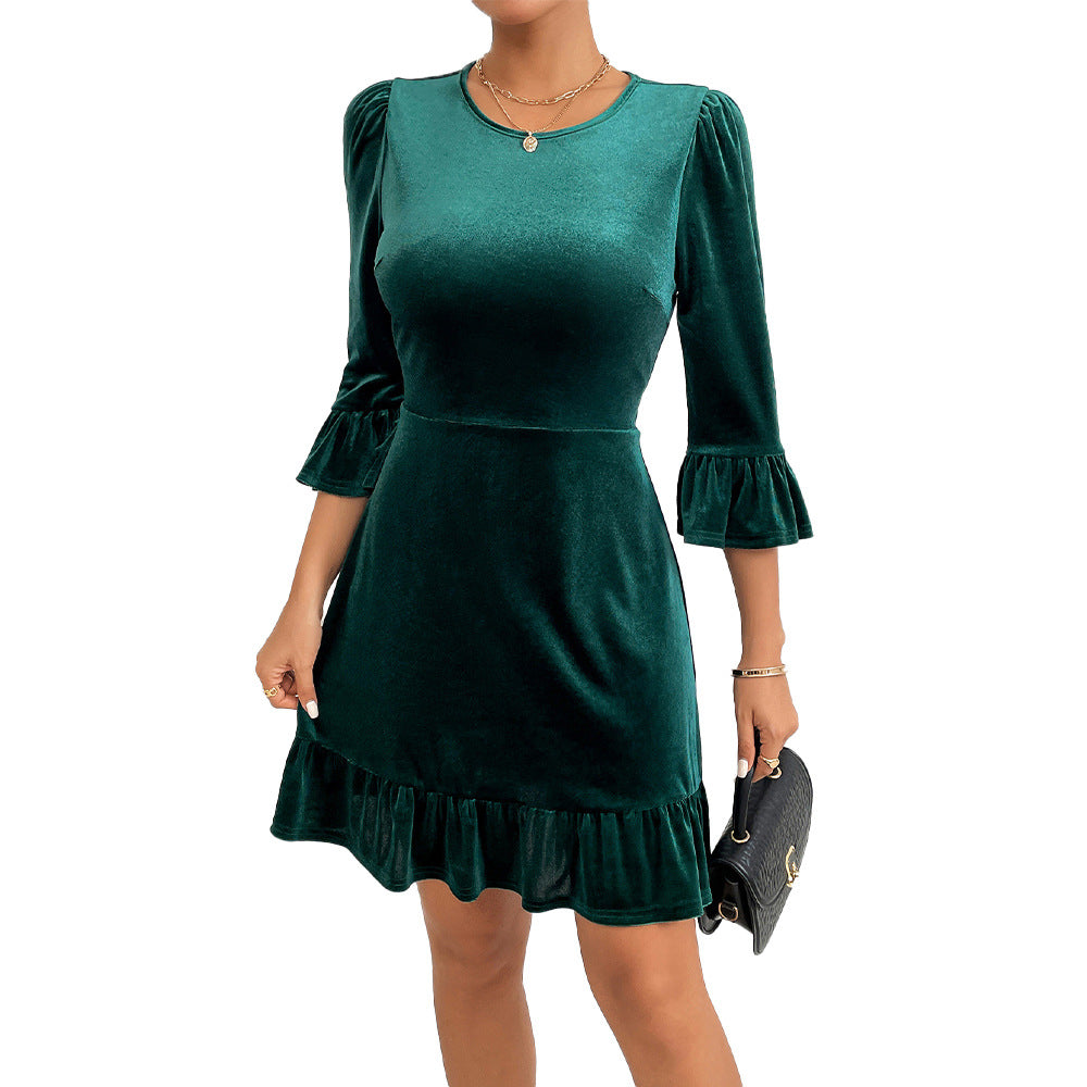 Robe mini en velours pour femmes avec ligne de corsage cintrée, manches volantées froncées et ourlet en cascade