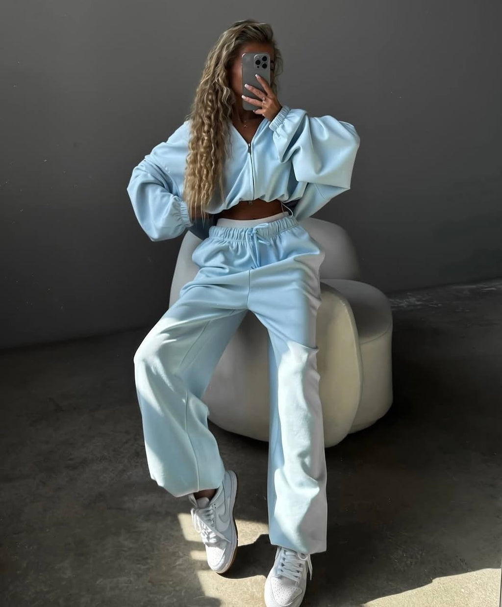 Ensemble de détente pour femmes avec veste à capuche zippée et pantalon de jogging ample en mélange de coton Echoarchiv
