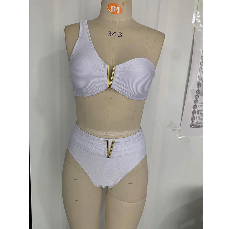 Ensemble de bikini pour femmes avec haut asymétrique et accents dorés R&B