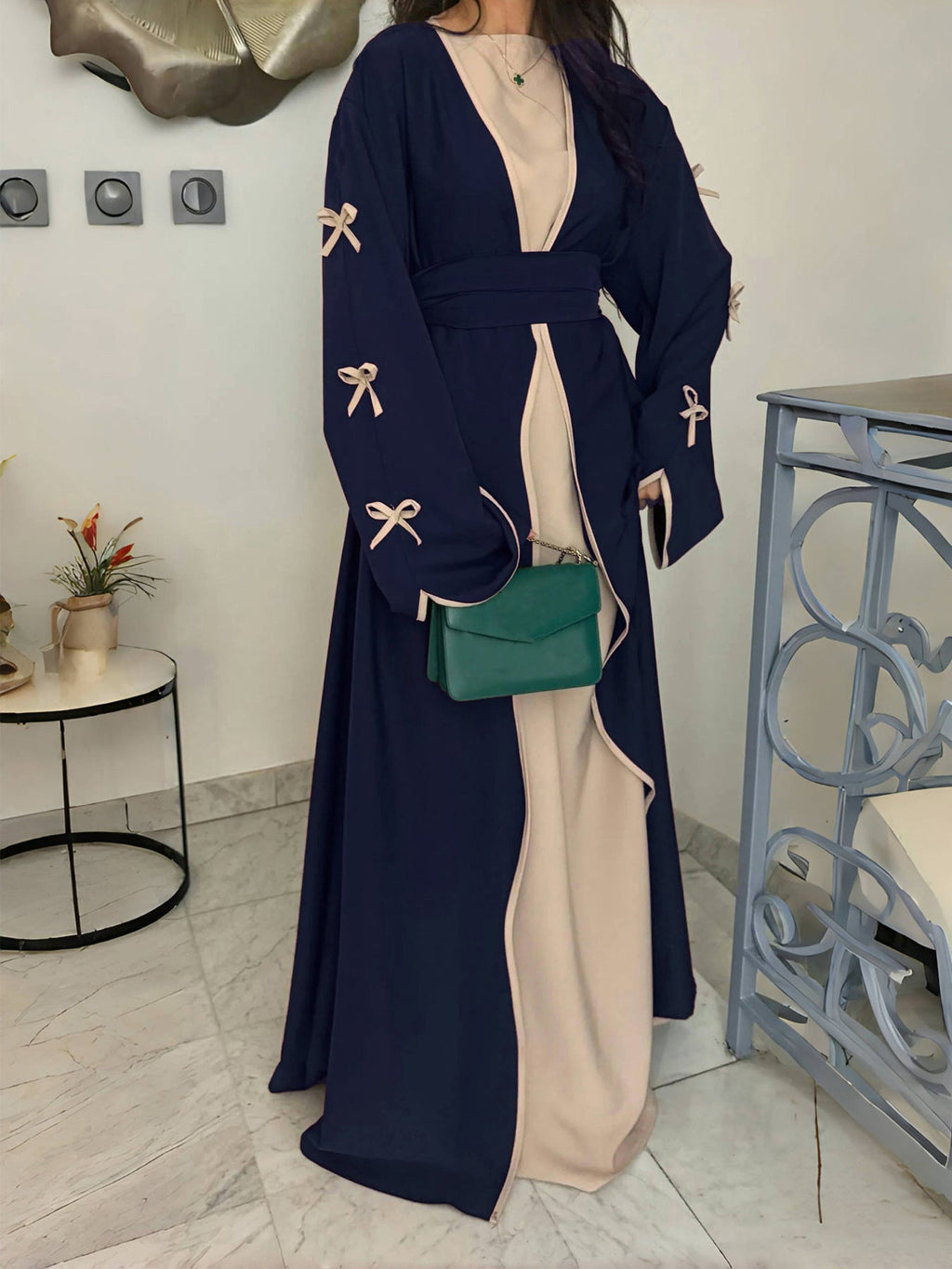 Abaya-Kaftan élégant pour femmes avec manches évasées en trompette, empiècement contrasté et ceinture nouée Echo Archiv