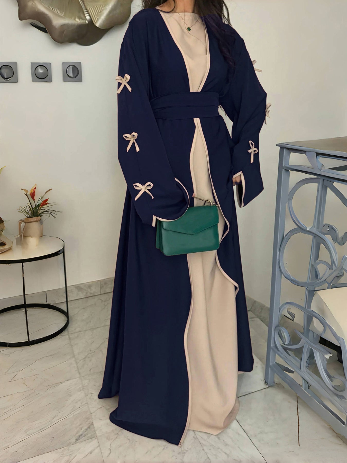 Abaya-Kaftan élégant pour femmes avec manches évasées en trompette, empiècement contrasté et ceinture nouée Echo Archiv