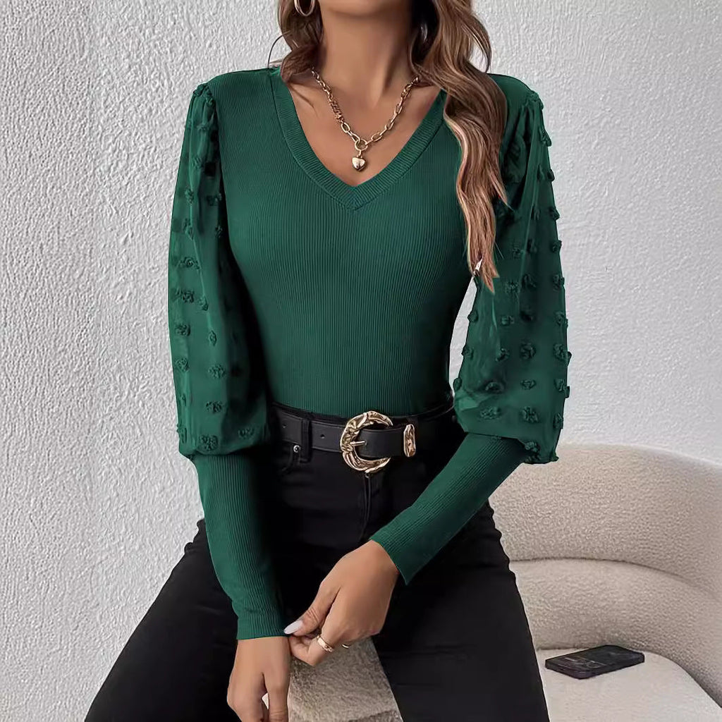 Top féminin cintré avec décolleté en V et manches transparentes bouffantes ornées d'applications florales tridimensionnelles R&B