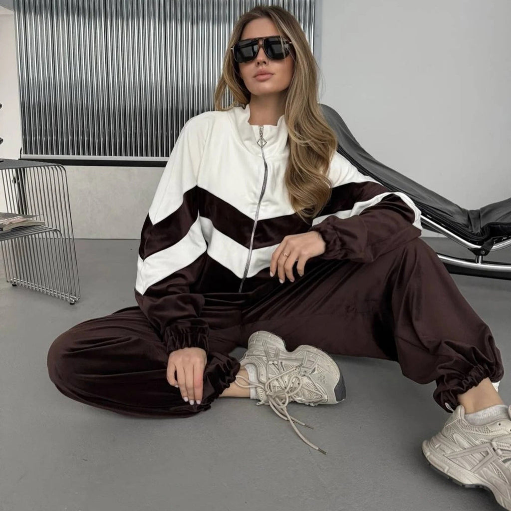 Ensemble de survêtement en velours inspiré du rétro pour femmes avec design Chevron, col montant et joggers taille haute Echo Archiv