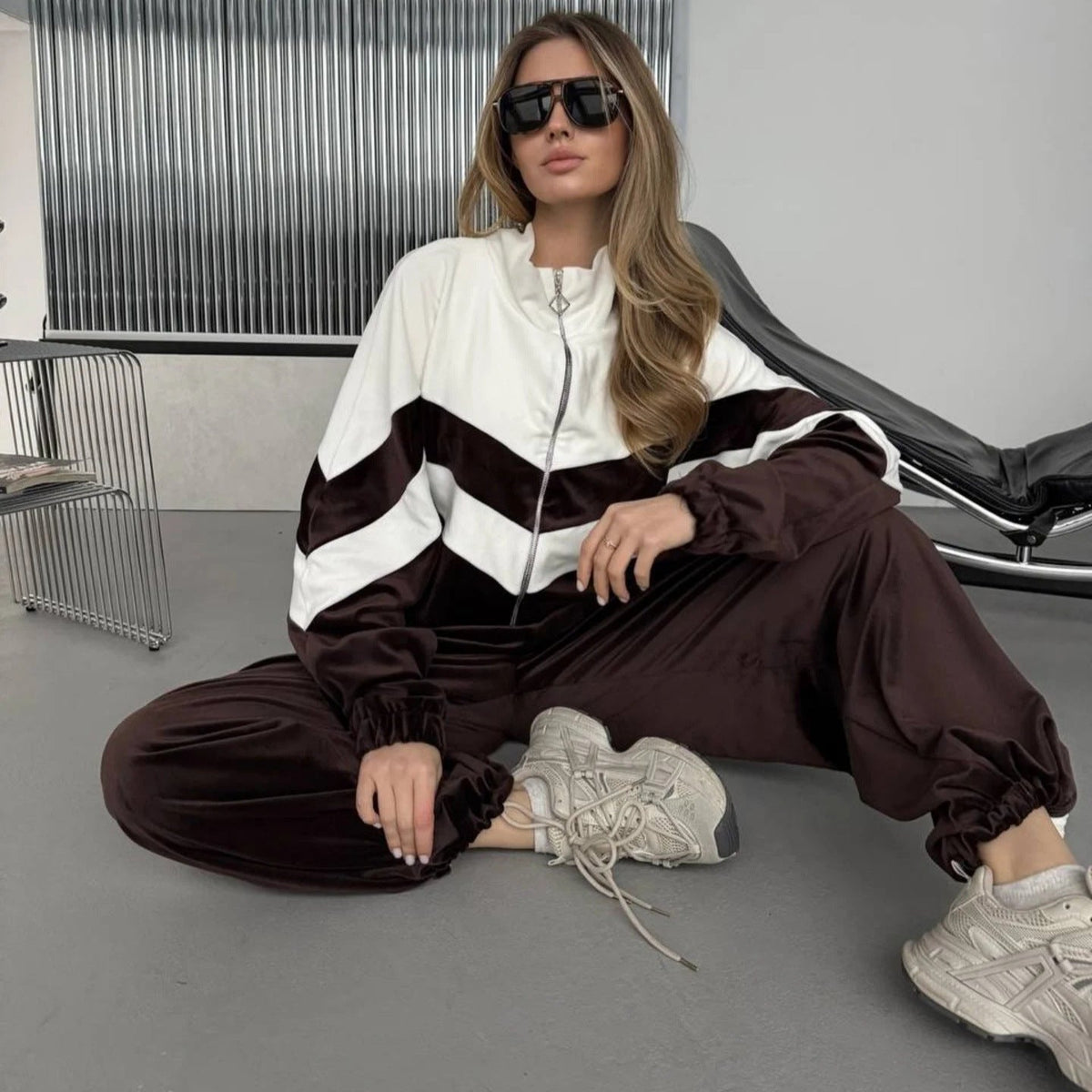 Ensemble de survêtement en velours inspiré du rétro pour femmes avec design Chevron, col montant et joggers taille haute Echo Archiv