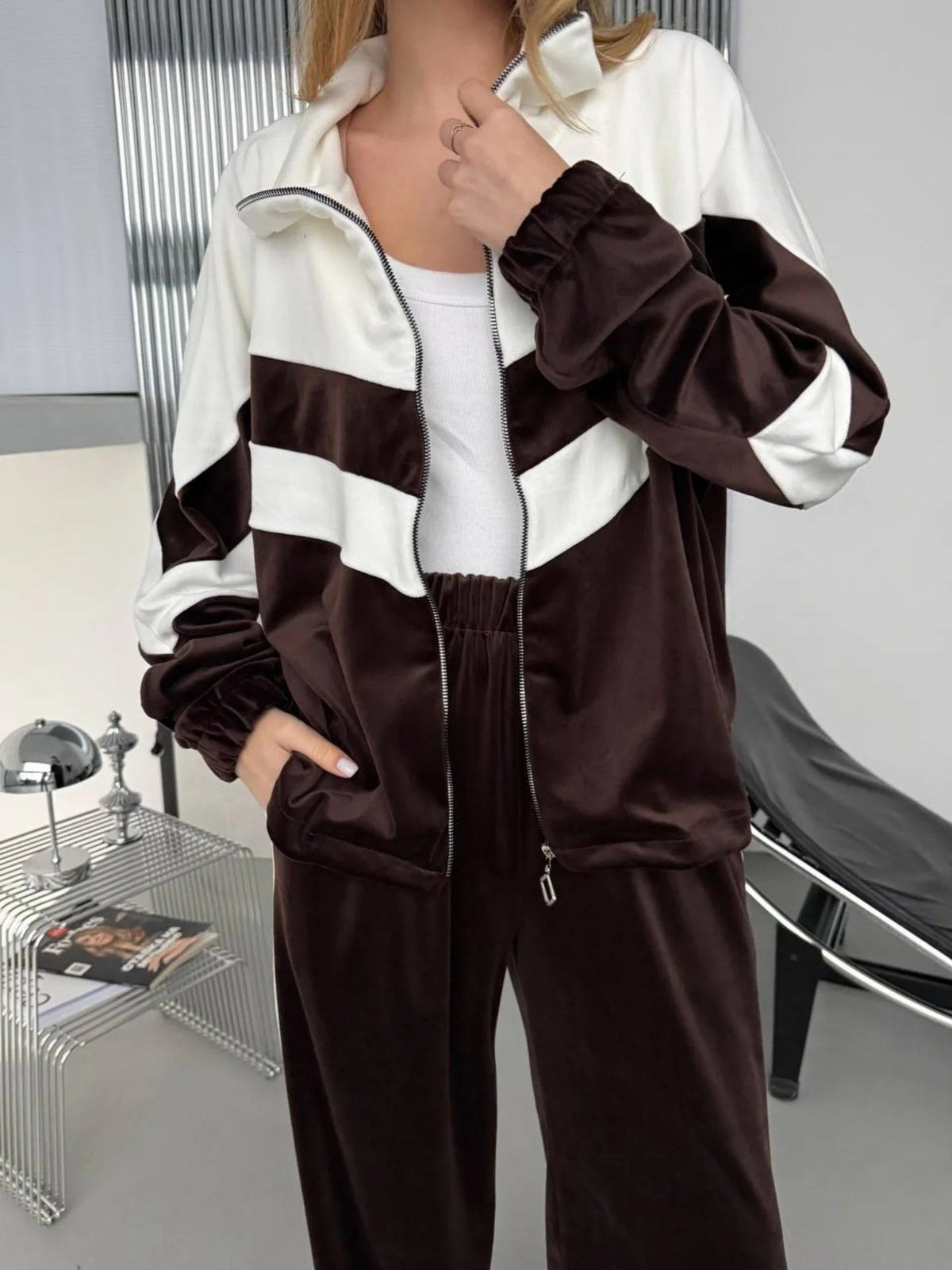 Ensemble de survêtement en velours inspiré du rétro pour femmes avec design Chevron, col montant et joggers taille haute Echo Archiv