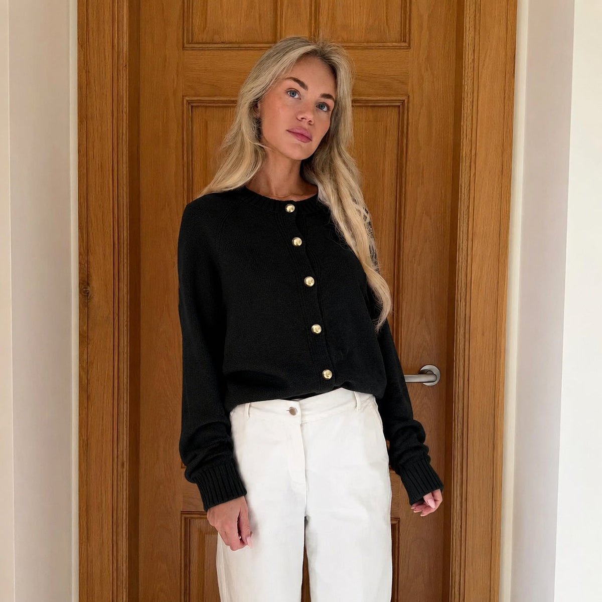 Cardigan en maille fine pour femmes, coupe ample, avec des boutons décoratifs dorés et des bords côtelés
