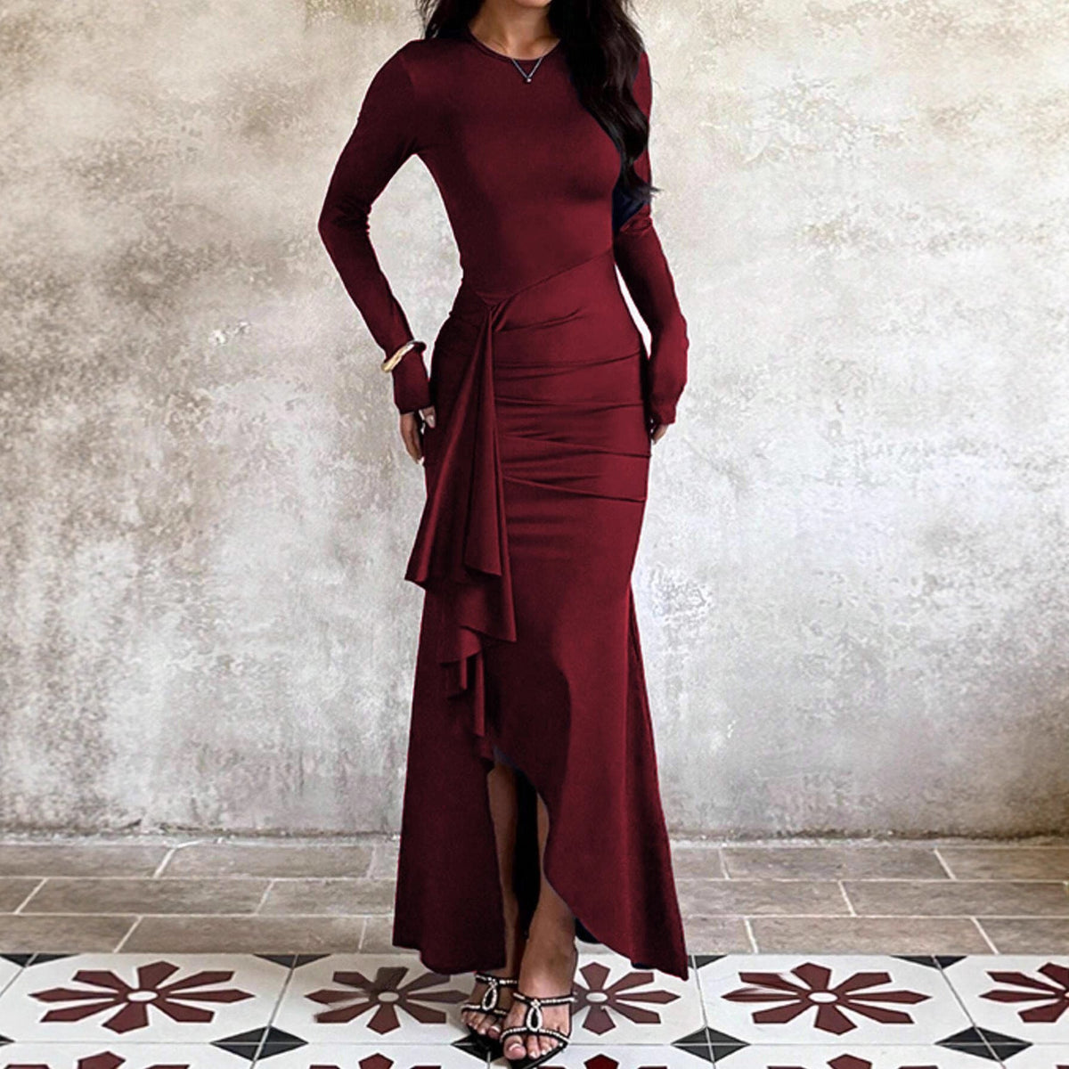 Robe de soirée ajustée pour femme avec manches longues, taille froncée et volant asymétrique Echo Archiv