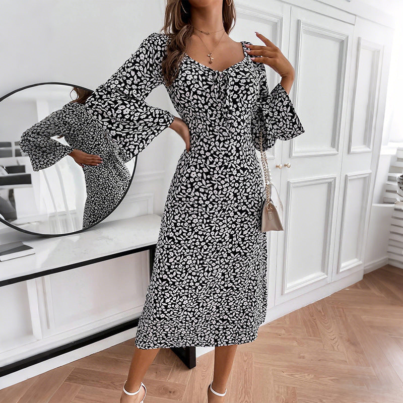 Robe midi fleurie pour femmes avec taille cintrée et manches trompette évasées Echoarchiv