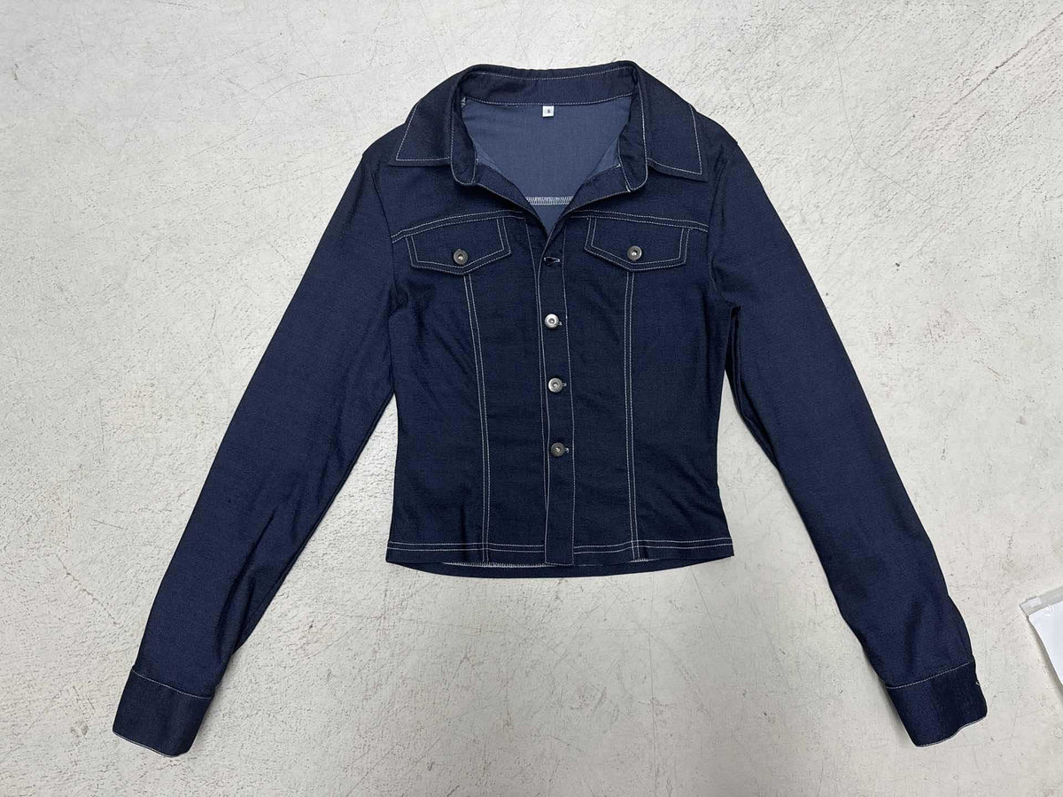 Veste en jean cintrée pour femmes avec coutures contrastantes marquées, poches poitrine et coupe flatteuse Echo Archiv