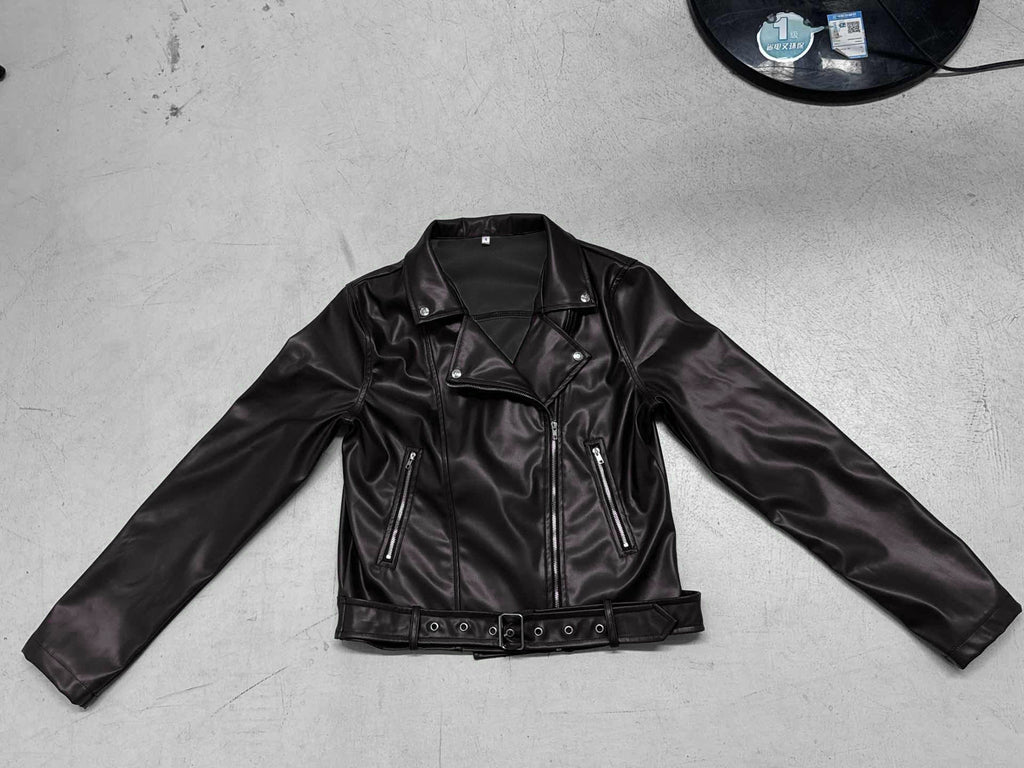 Veste de moto cintrée pour femmes en simili cuir avec fermeture éclair asymétrique, détails métalliques et ceinture à la taille Echo Archiv