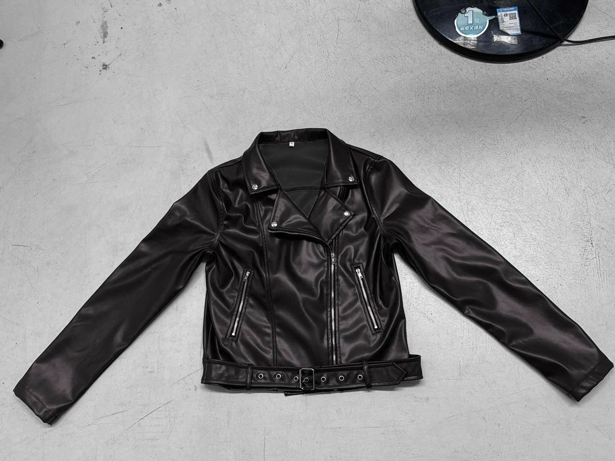 Veste de moto cintrée pour femmes en simili cuir avec fermeture éclair asymétrique, détails métalliques et ceinture à la taille Echo Archiv