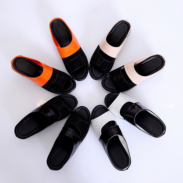 Sandales compensées pour femmes avec semelle amortissante confortable et décoration élégante R&B