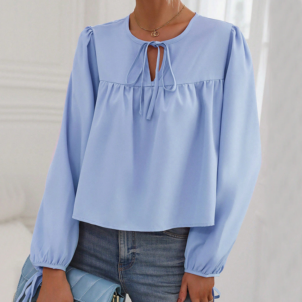 Blouse femme décontractée avec empiècement froncé, lien à nouer au décolleté et manches à cordon