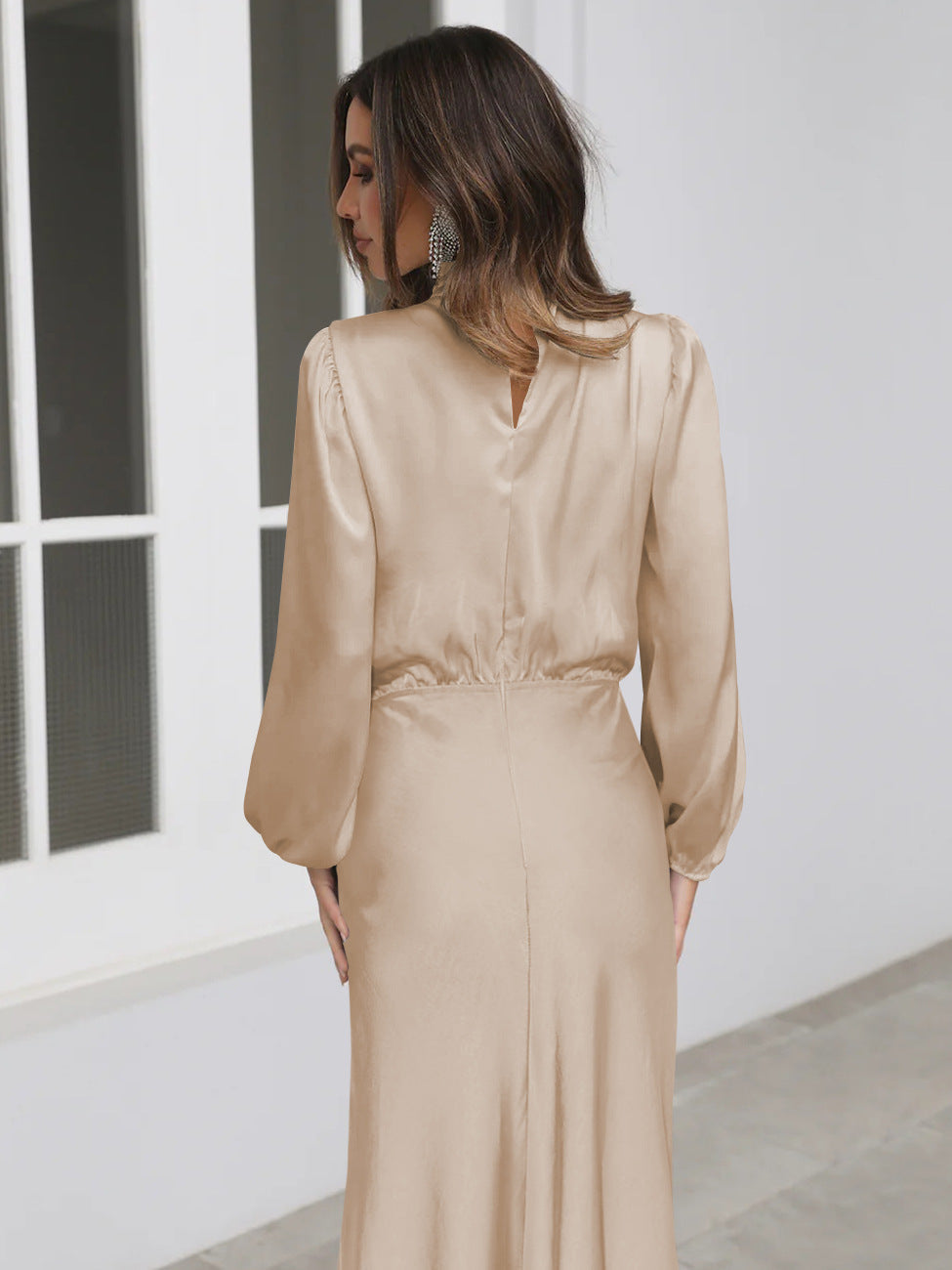 Robe en Satin pour Femme avec Col Montant et Manches Longues