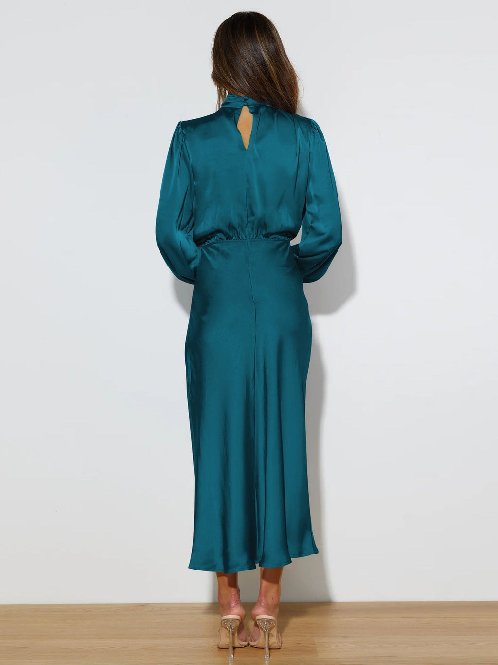 Robe en Satin pour Femme avec Col Montant et Manches Longues