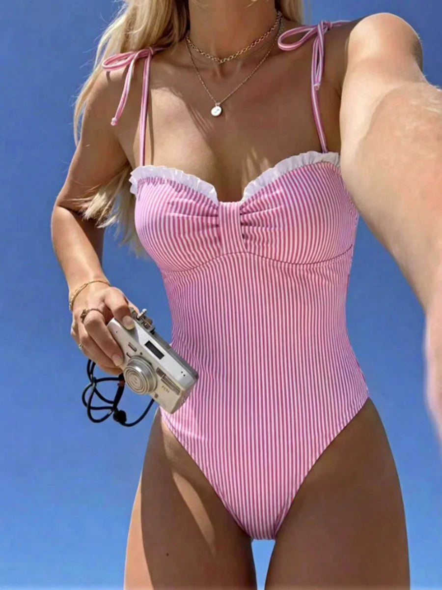 Elena | Maillot de bain une pièce rayé avec décolleté à volants