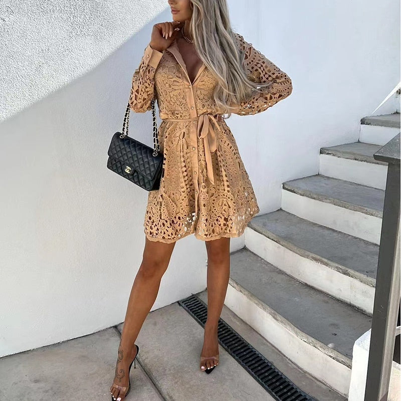Bella | Robe Mini en Dentelle pour Femme à Manches Longues et Col en V avec Ceinture