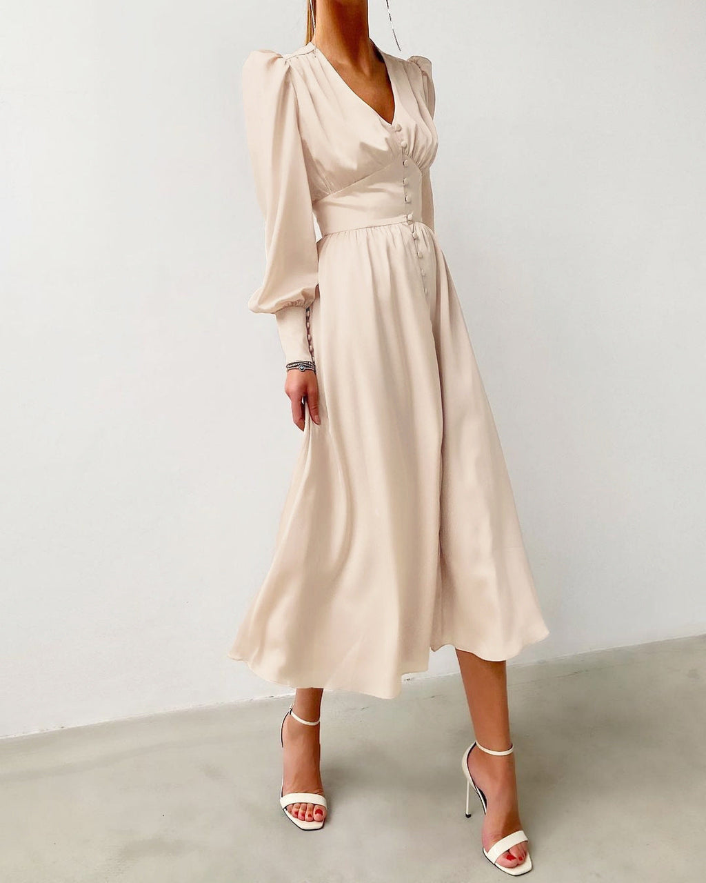 Arya | Robe midi femme avec décolleté en V et boutons