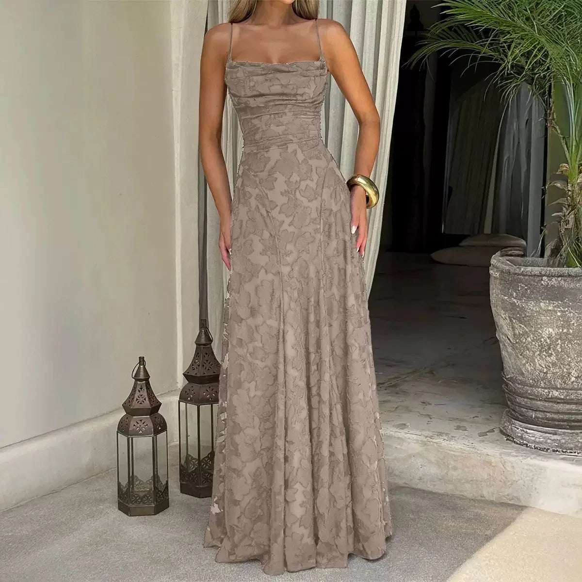 Robe maxi pour femmes avec détail lacé