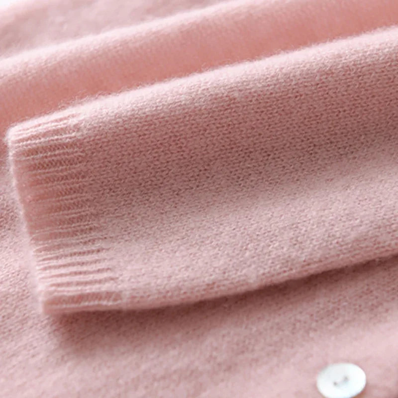 Pull Femme – Boutonnage Asymétrique et Maille Légère Intemporelle