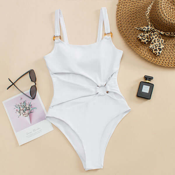 Maillot de bain avec encolure droite et devant ouvert et anneaux décoratifs